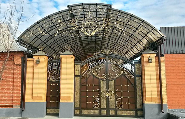Купить или заказать ворота для дома с навесом - стильные и надежные решения для вашего участка в Карпинске от 42520 руб | ВоротМастер-Кпн