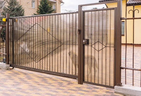 Купить ворота из профлиста с элементами ковки, с металлическими столбами в рамке или под дерево в Карпинске от 156900 руб