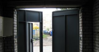 Купить гаражные ворота распашные Карпинск, цена от 3923 руб.